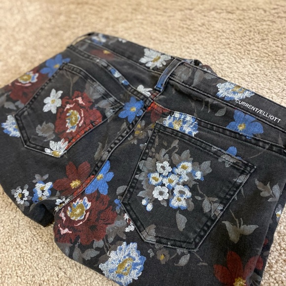 CURRENT/ELLIOTT Black, w/ maroon, white, blue, floral patterned jeans, size 27 - Picture 7 of 7